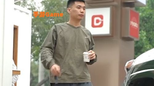 她开着邻居家的TOYOTA追着日落